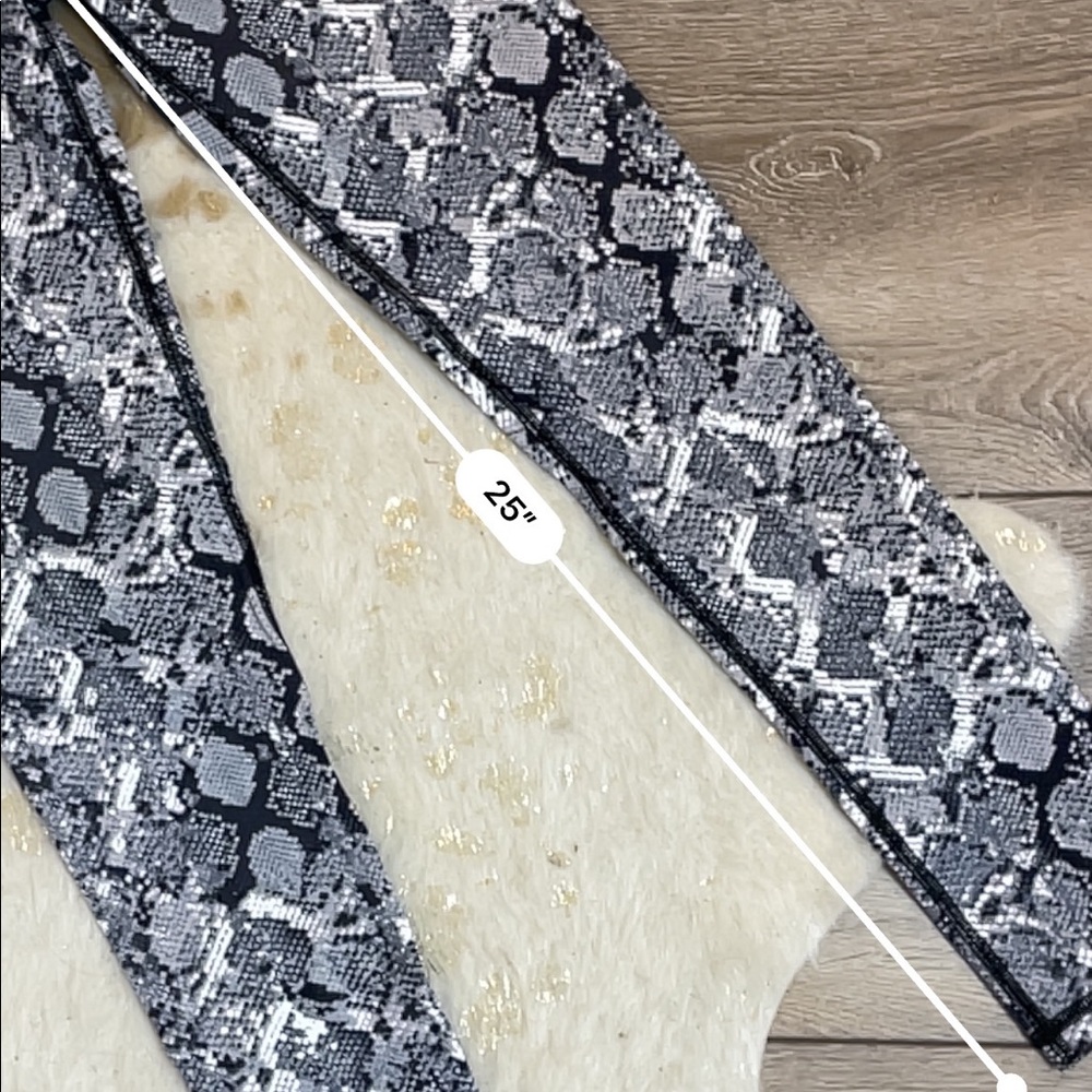 Victoria’s Secret sport knockout snake print leggings - Picture 5 of 5